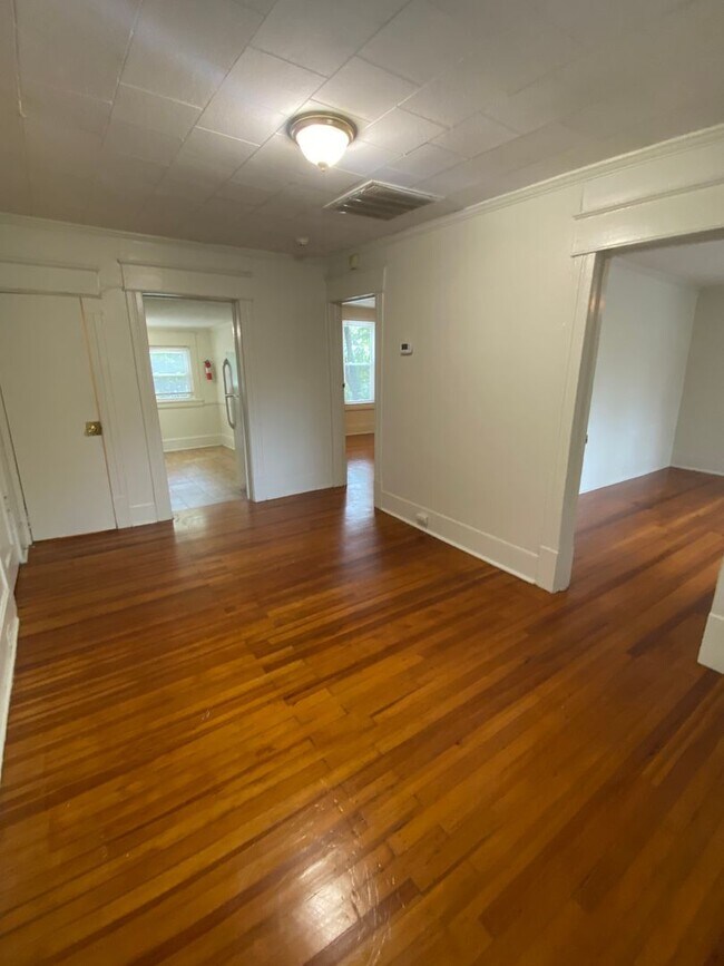 Building Photo - Adorable Upstairs Duplex / Central AC / W&D / Near Duke East