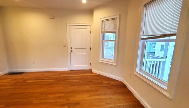 Building Photo - 12 Bent Terrace