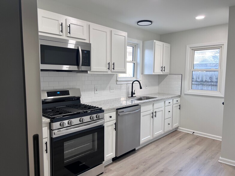Building Photo - 170 Rosslyn Ave