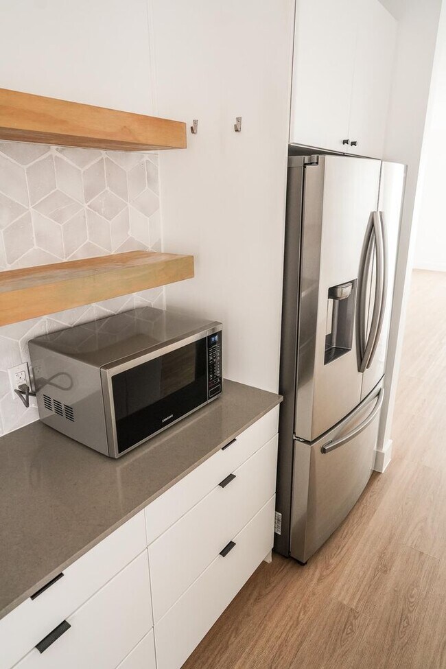 Building Photo - Modern East Austin 2/2 Condo Available Now!