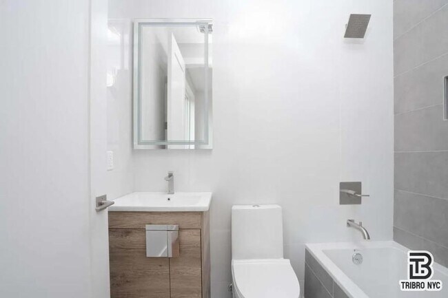 Building Photo - 3 bedroom in BROOKLYN NY 11206