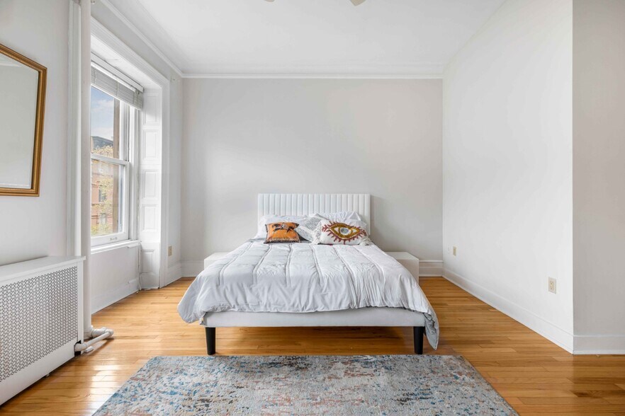 Building Photo - 130 W 81st St