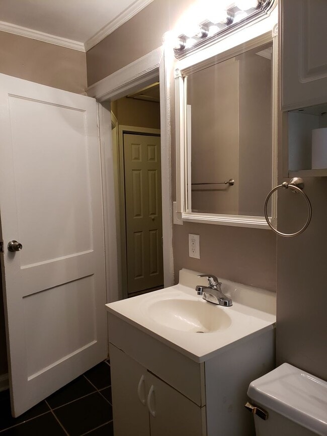 Building Photo - MOVE IN TODAY! Cute 3 bedroom 2 bath locat...