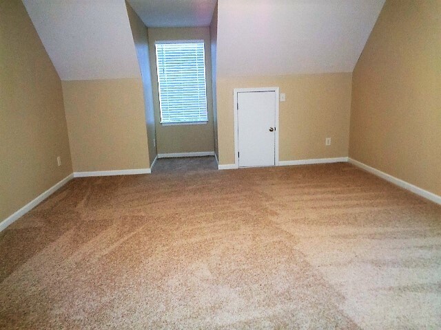 Building Photo - 805 Birchmill Pt N