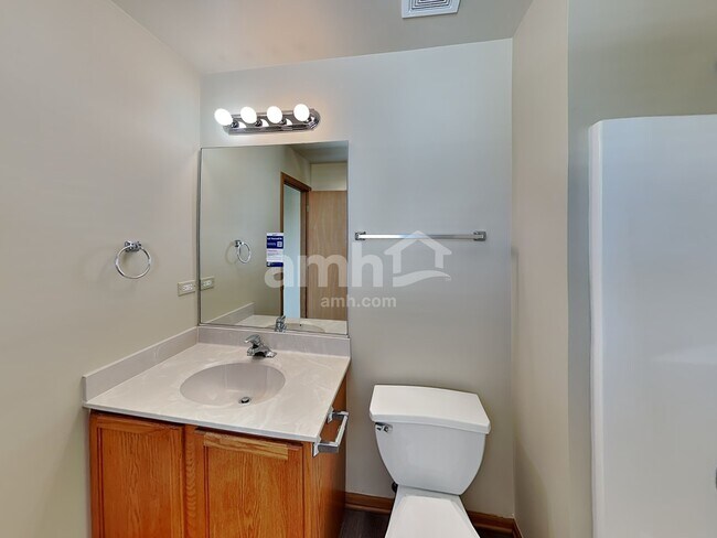 Building Photo - 1612 Lake Pointe Dr