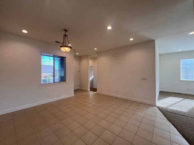 Building Photo - Spacious 3 bedroom home in Fernley