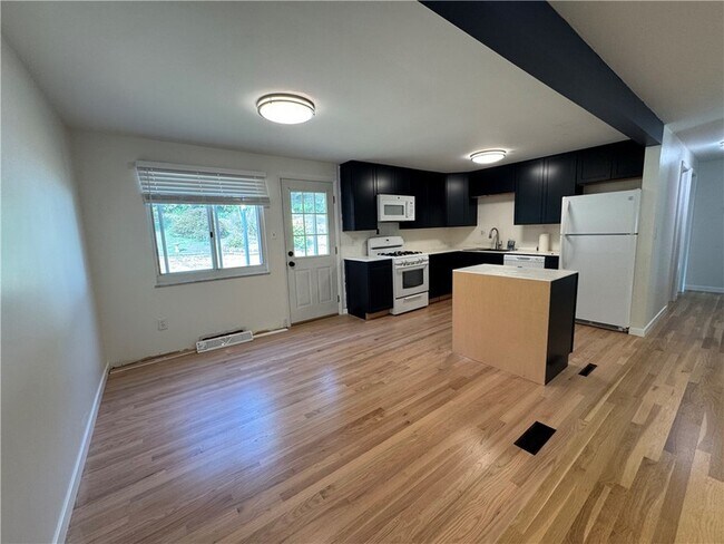 Building Photo - 111 Treeview Dr