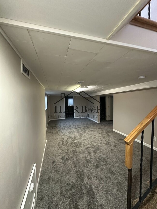 Building Photo - Recently Renovated 3 Bedroom Home!