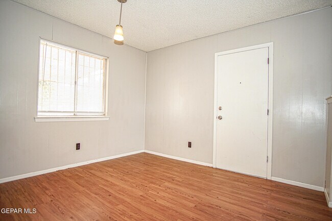 Building Photo - 8548 Arboleda Dr
