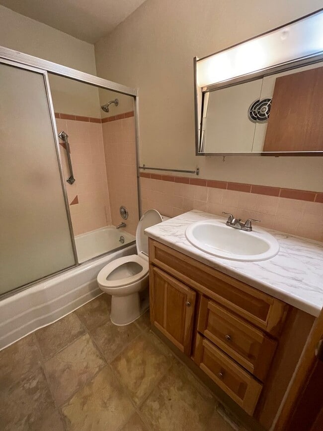 Building Photo - 2527 N Garfield Ave