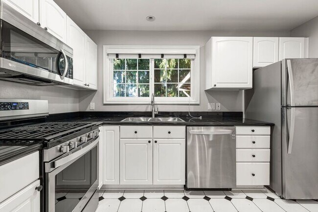 Building Photo - 4317 SE Lexington St