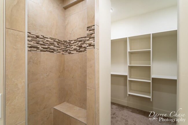 Building Photo - Beautiful!! End unit! 4 bedroom, 2.5 bathroom townhome in Hurricane!