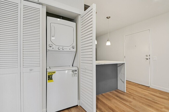 Building Photo - 3BD/2BA Apartment with Laundry In-Unit, Appliances, Tandem Parking & More | 1MO. Free OAC