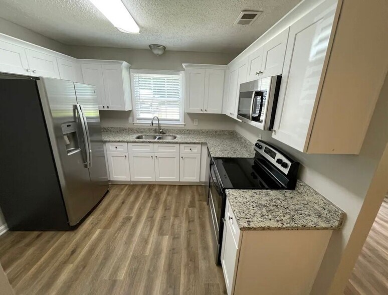 Building Photo - 10437 White Pine Rd