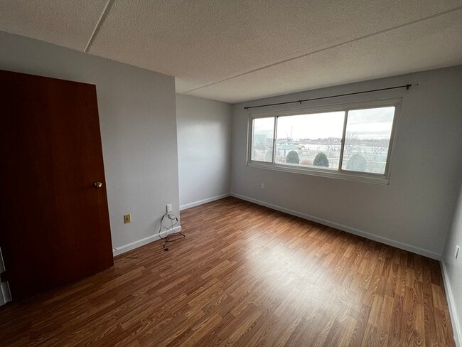 Building Photo - 200 Cove Way