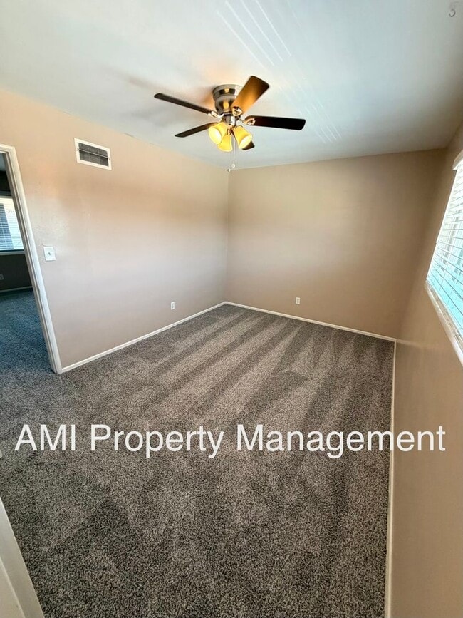 Building Photo - One Bedroom Close to Downtown!