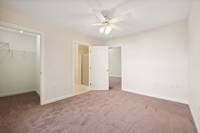 Building Photo - 1 Bedroom + 1 Full Bathroom Available at 3...