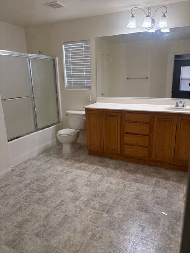 Building Photo - 3 bedroom house with 2.5 bathrooms