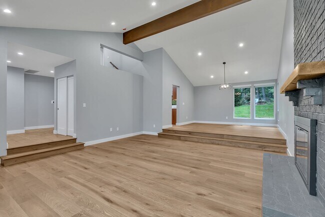 Building Photo - 4bed/2.25bath Stunning Remodeled Home on Expansive Wooded Lot in Woodinville