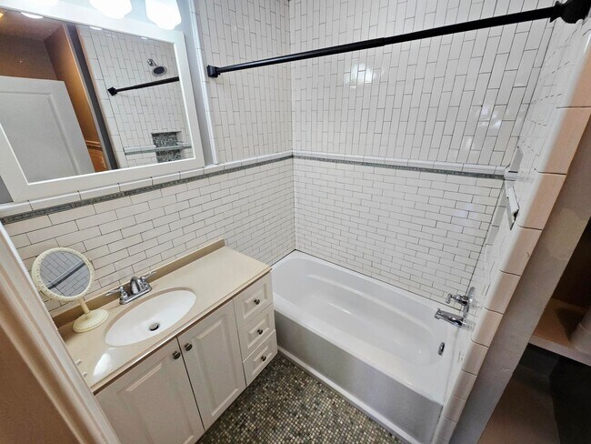 Building Photo - Charming Brick Home for Rent in Burlington