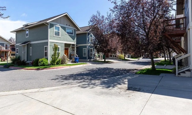 Building Photo - Bright & stylish end-unit 2 Bedroom 1.5 Ba...