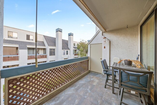 Building Photo - Mission Valley Beautiful Townhome Fully Furnished with A/C, Laundry + Parking