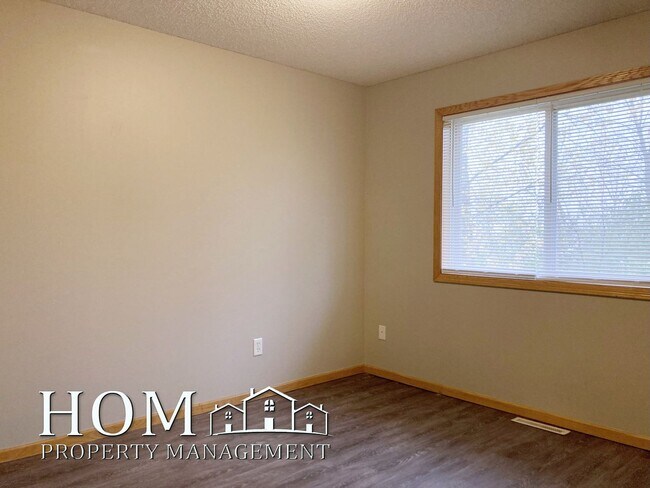 Building Photo - 624 Tanager Path