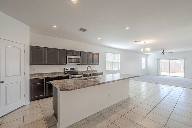 Building Photo - Gorgeous 4 Bed / 2 Bath Home – Move-In Rea...