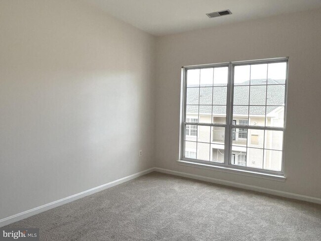 Building Photo - 4852 Eisenhower Ave