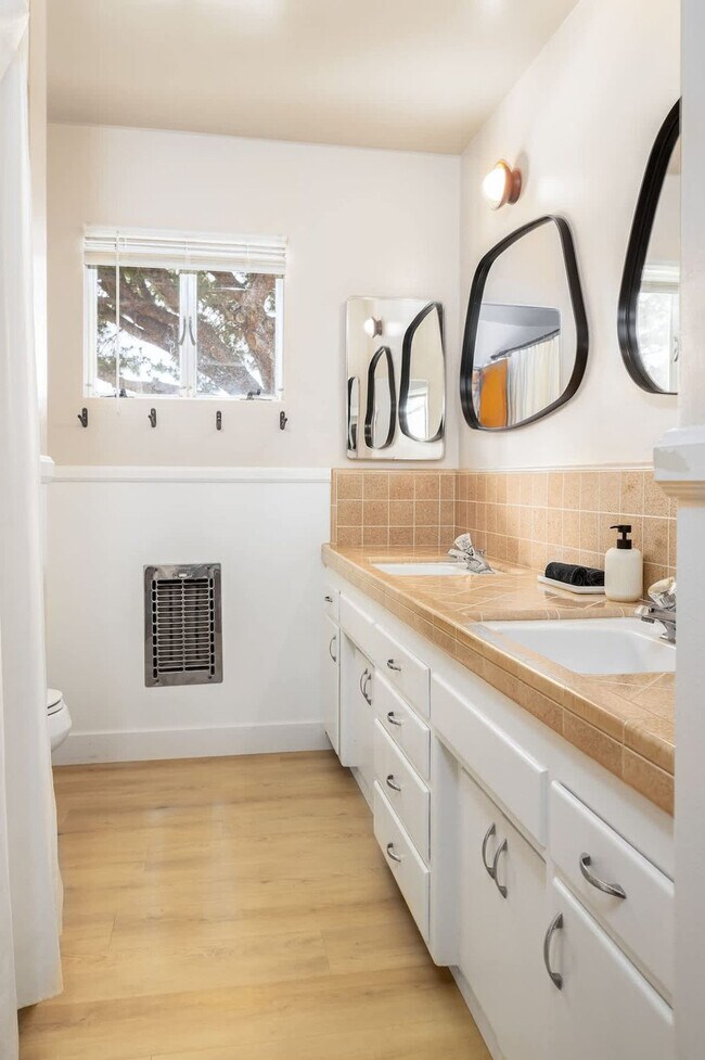 Building Photo - 4000 Highland Dr