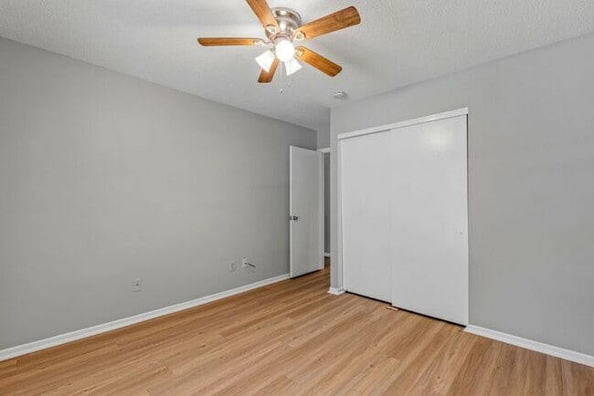 Building Photo - SW, Large Ranch home, Vaulted Ceilings, Fire Place, Fenced Yard!