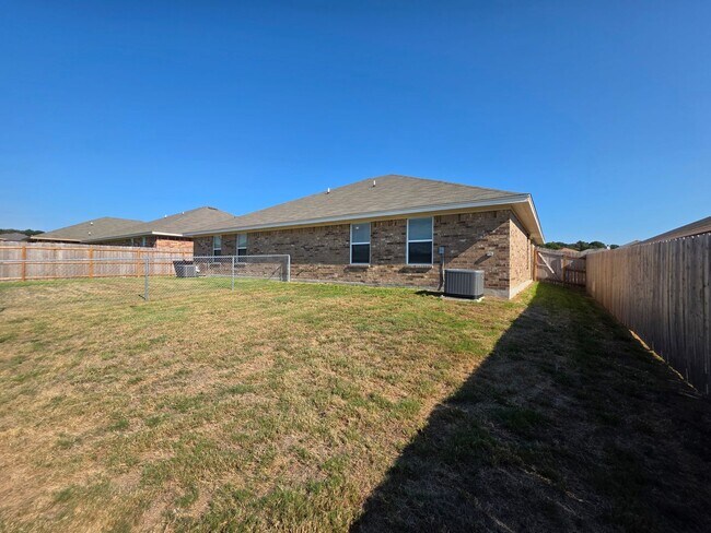 Building Photo - 3 Bedroom / 2 Bath Duplex Copperas Cove