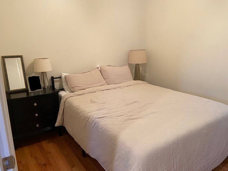 Middle Bedroom - 2129 W Potomac Ave