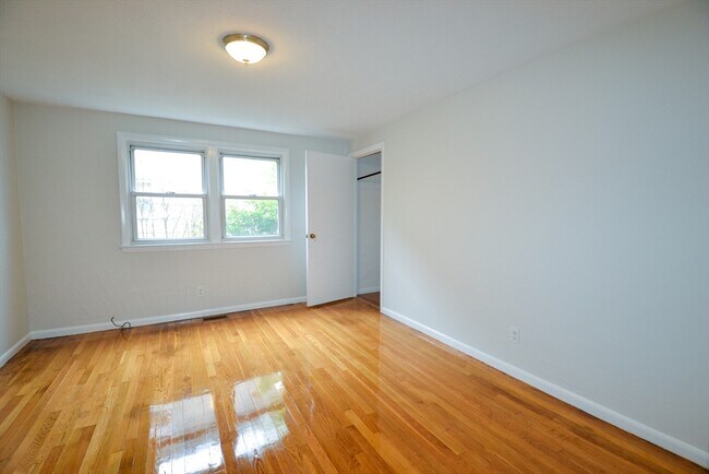 Building Photo - 74 Dunboy St