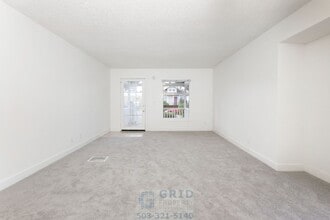 Building Photo - 2 Bedroom Craftsman Home Available - Southeast Portland!