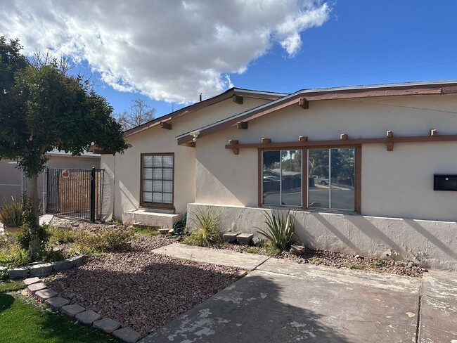 Building Photo - 2 BED 2 BATH WITH A HUGE BACKYARD IN THE H...