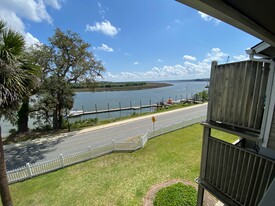 Building Photo - 3005 River Dr