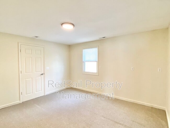 Building Photo - 725 Chatsworth Dr