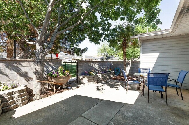 Building Photo - Easy Living! 3 Bedroom Home Condo in St. G...