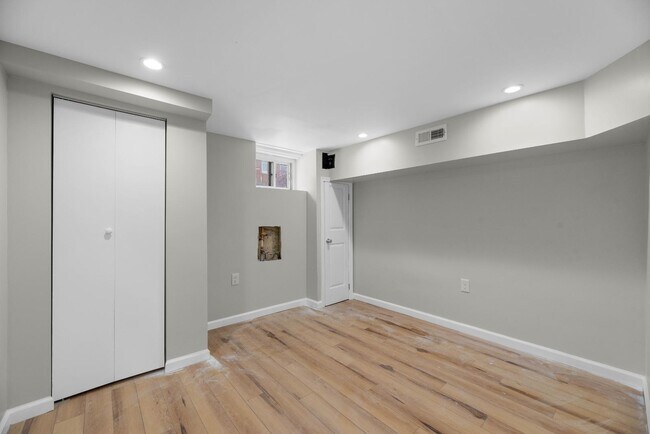 Building Photo - 146 N Ellwood Ave