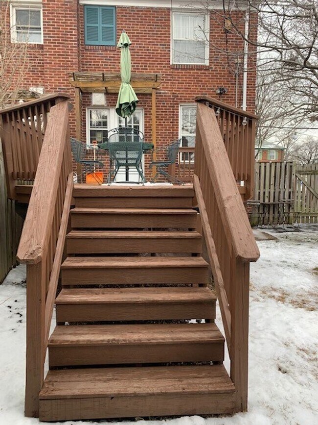 Building Photo - Beautiful 2 Bedroom 1 Bathroom End Unit, B...