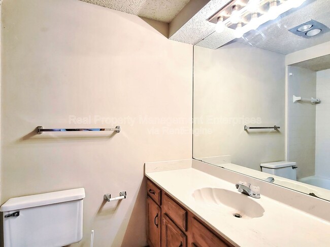 Building Photo - 14011 Fairhill Ave