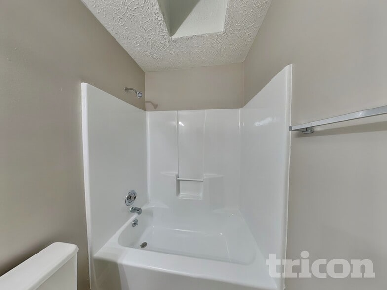 Building Photo - 303 Lowe Ct NW