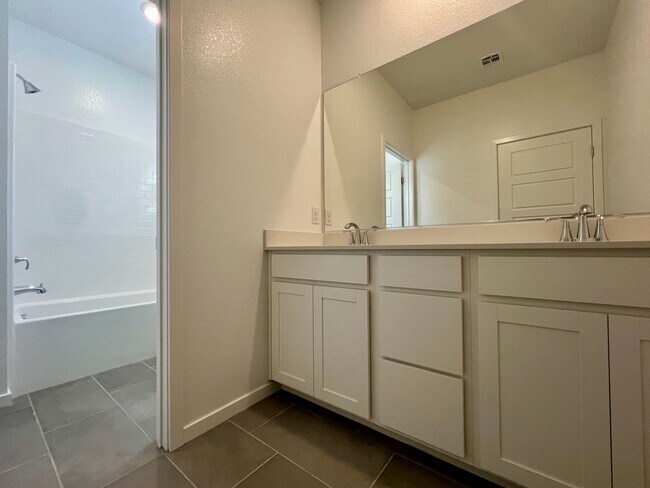 Building Photo - Stunning Newly Built 4-Bedroom, 3-Bathroom Home in Henderson