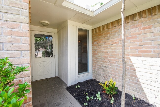 Building Photo - 22743 Red River Dr