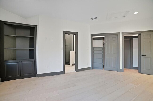 Building Photo - 2700 Marina Shores Dr