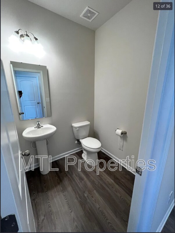 Building Photo - 2011 Weddington Pointe Dr