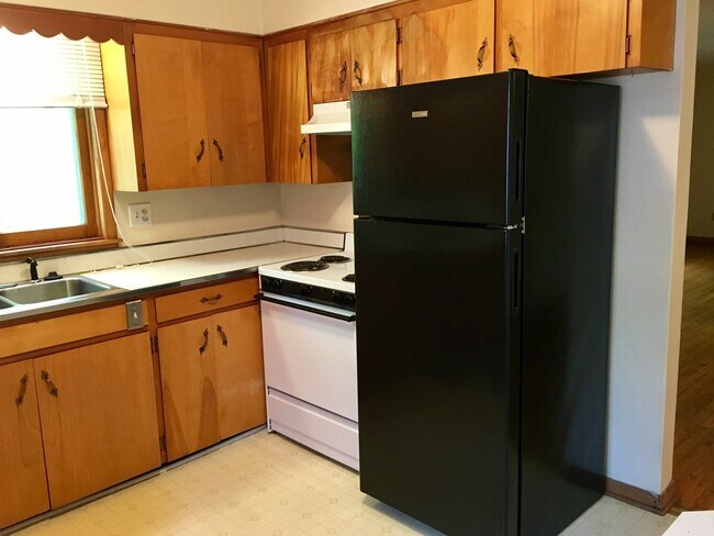 Building Photo - 2 Bedroom Apartment Right off East MU Campus