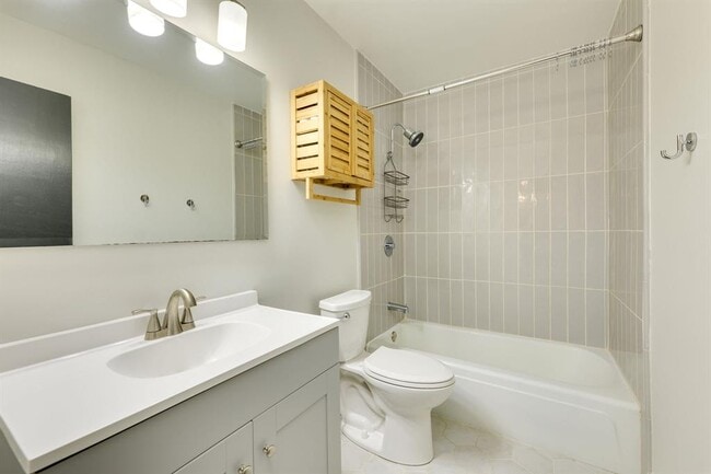 Building Photo - 7409 Shadow Hill Dr