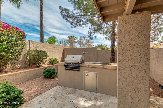 Building Photo - 6768 E Grandview Dr